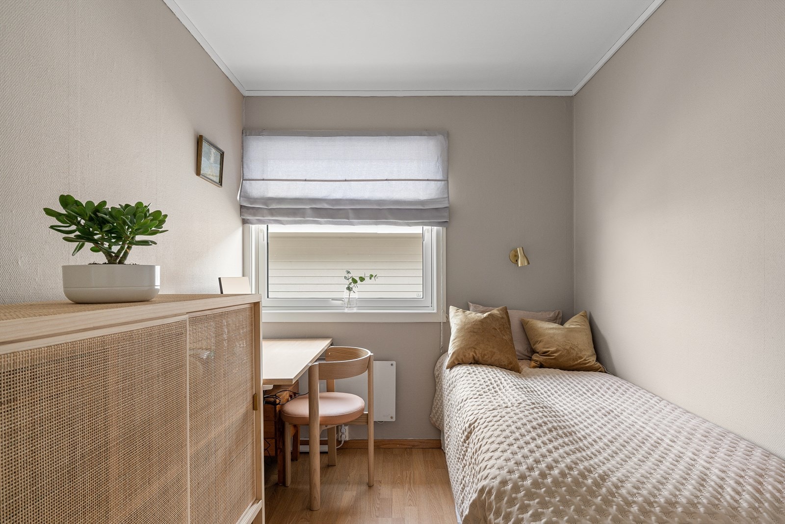 Soverom med plass til seng og skrivepult, ideelt som barnerom eller kontor. Galleribilde