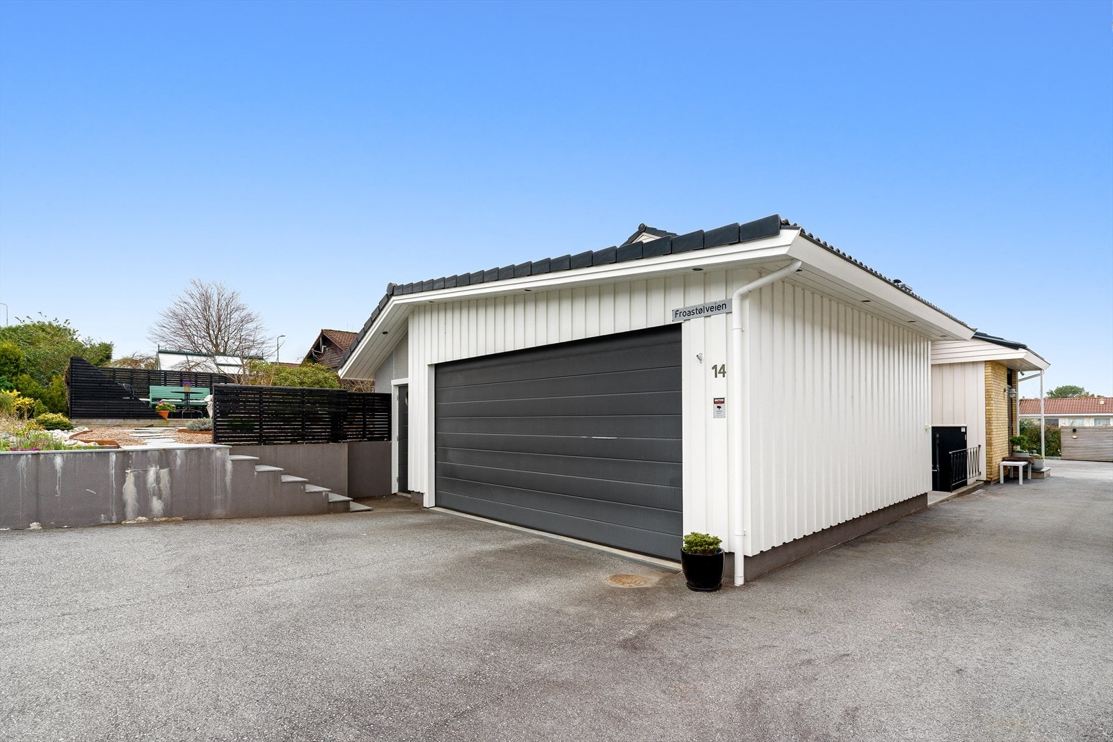 Dobbelgarasje med god lagringsplass og enkel adkomst fra gårdsplass. Galleribilde