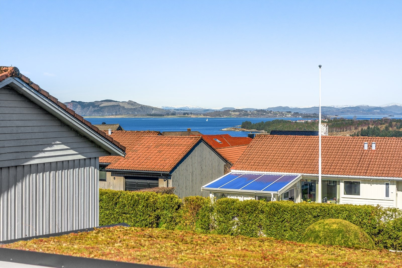 Flott utsikt over nærområdet med glimt av sjø og åpne omgivelser. Galleribilde