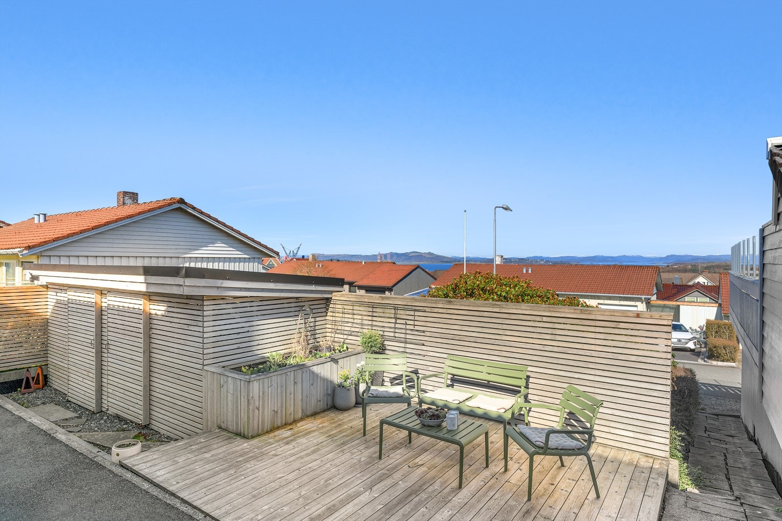 Solrik terrasse med god plass til utemøbler og hyggelige sittegrupper. Galleribilde