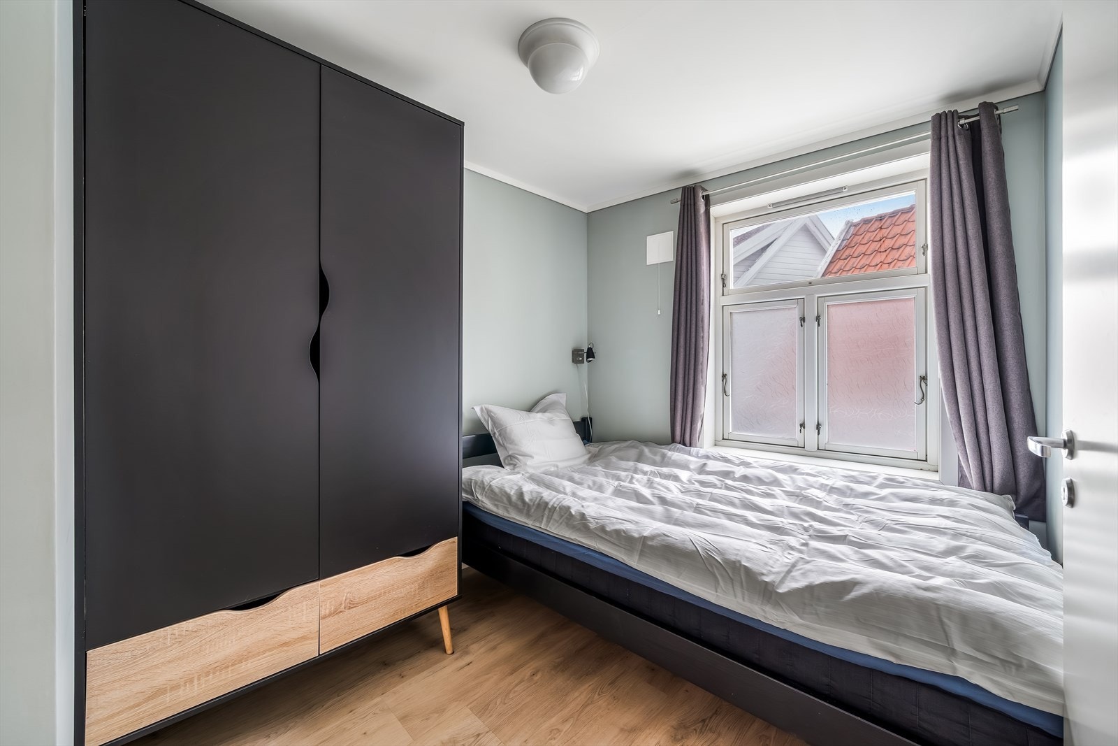 2.etasje: Soverom med plass til seng og garderobe. Naturlig lys fra vindu. Galleribilde