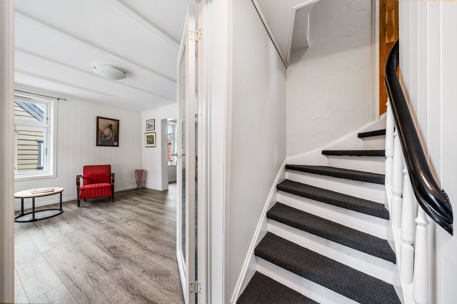 2.etasje: Entré med trapp opp til loftsetasje. Galleribilde