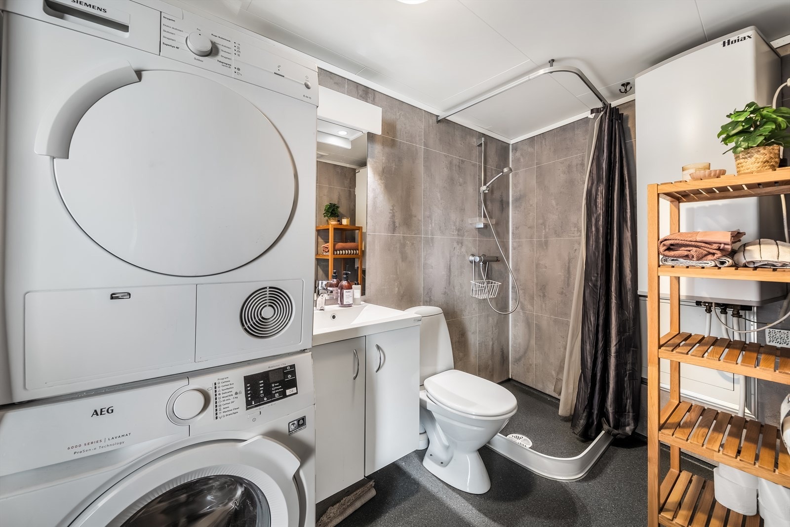 Anneks: Stilrent bad med moderne overflater. Galleribilde