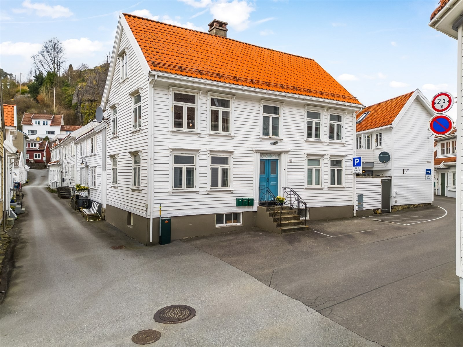 Vi har gleden av å presentere denne innholdsrike og velholdte eneboligen med to leiligheter og anneks midt i Hollenderbyen! Velkommen til Fjellgaten 11A & B. Galleribilde