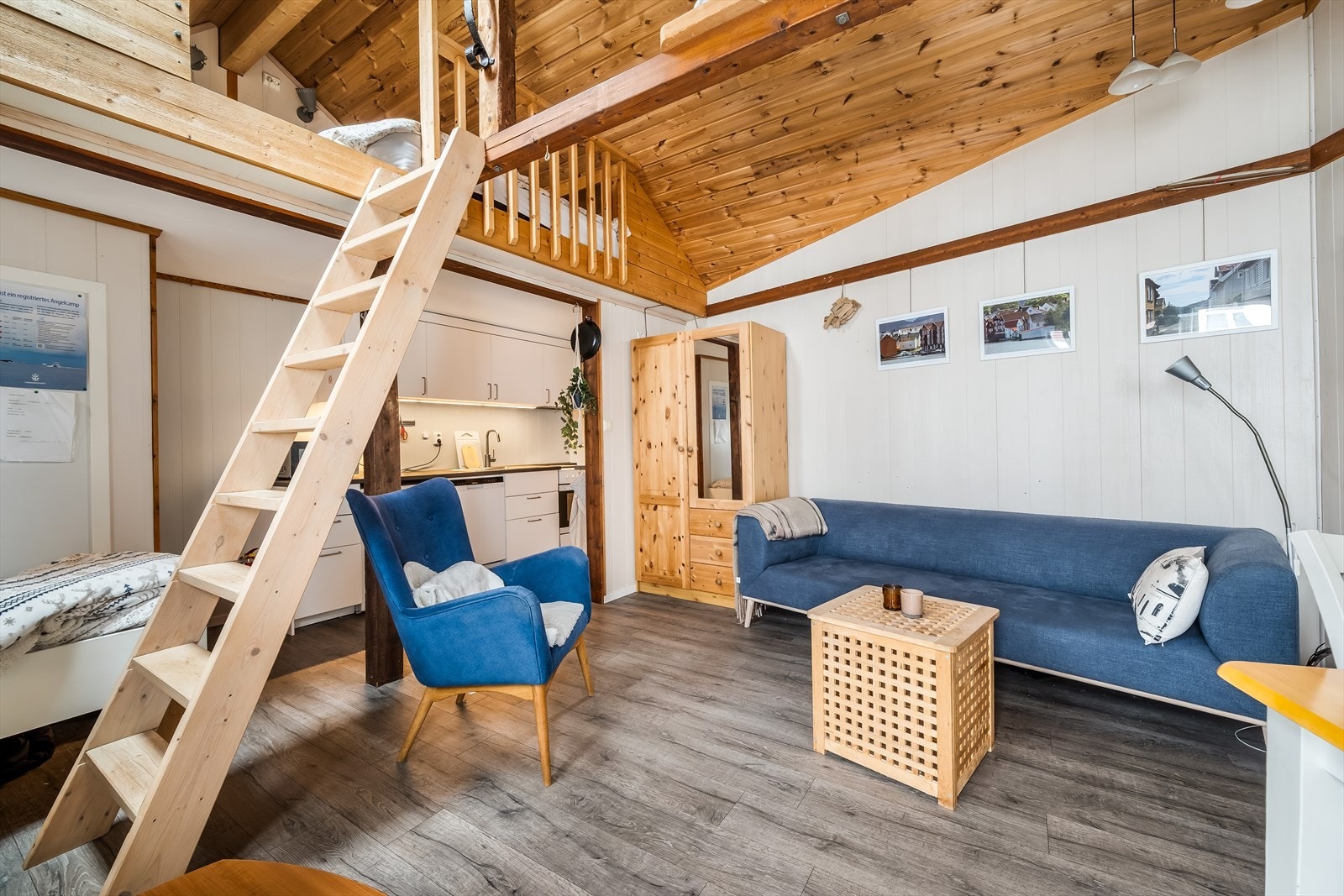 Anneks: Stue med trapp til hems. Galleribilde