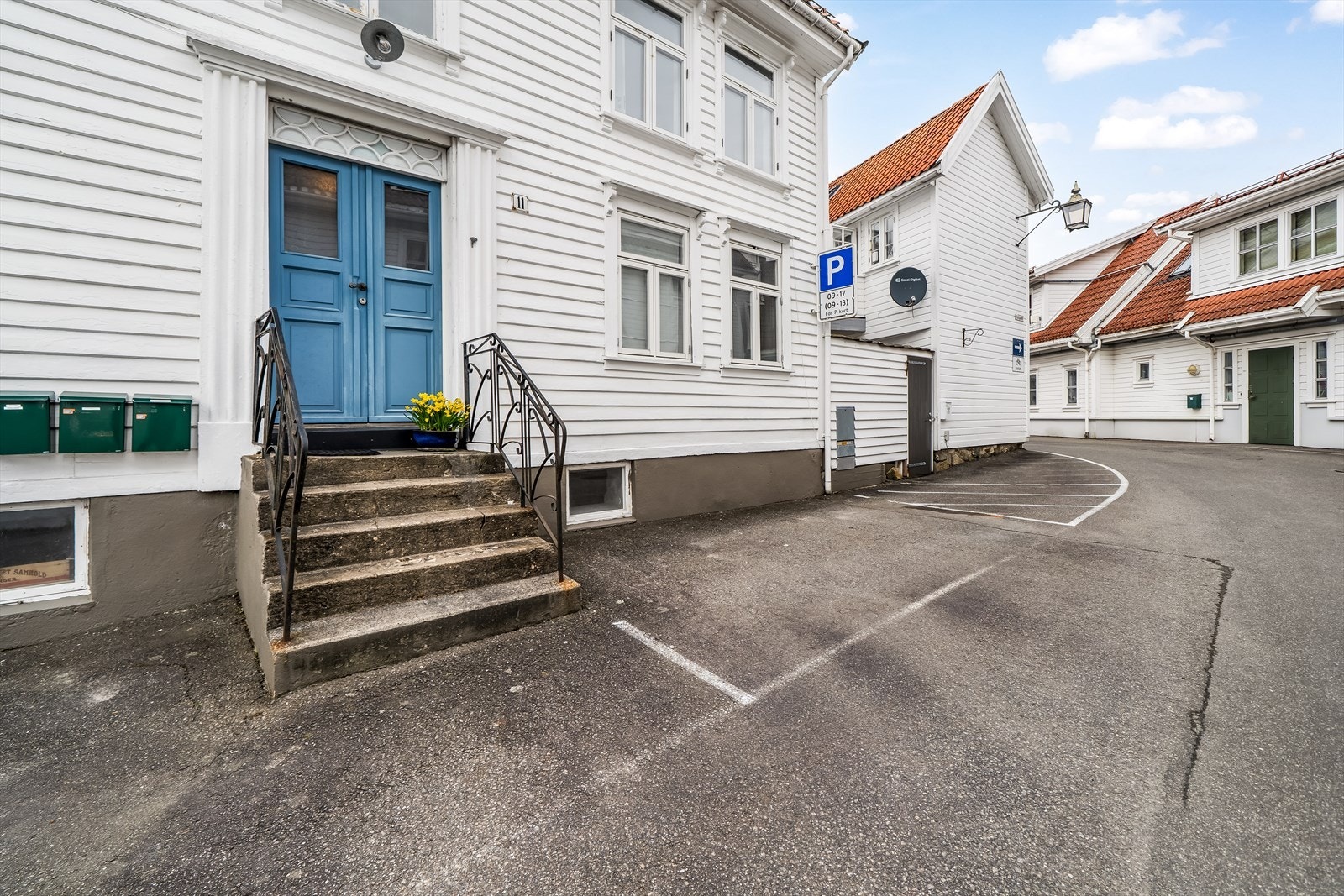 Felles inngang til bolig med to leiligheter. Galleribilde