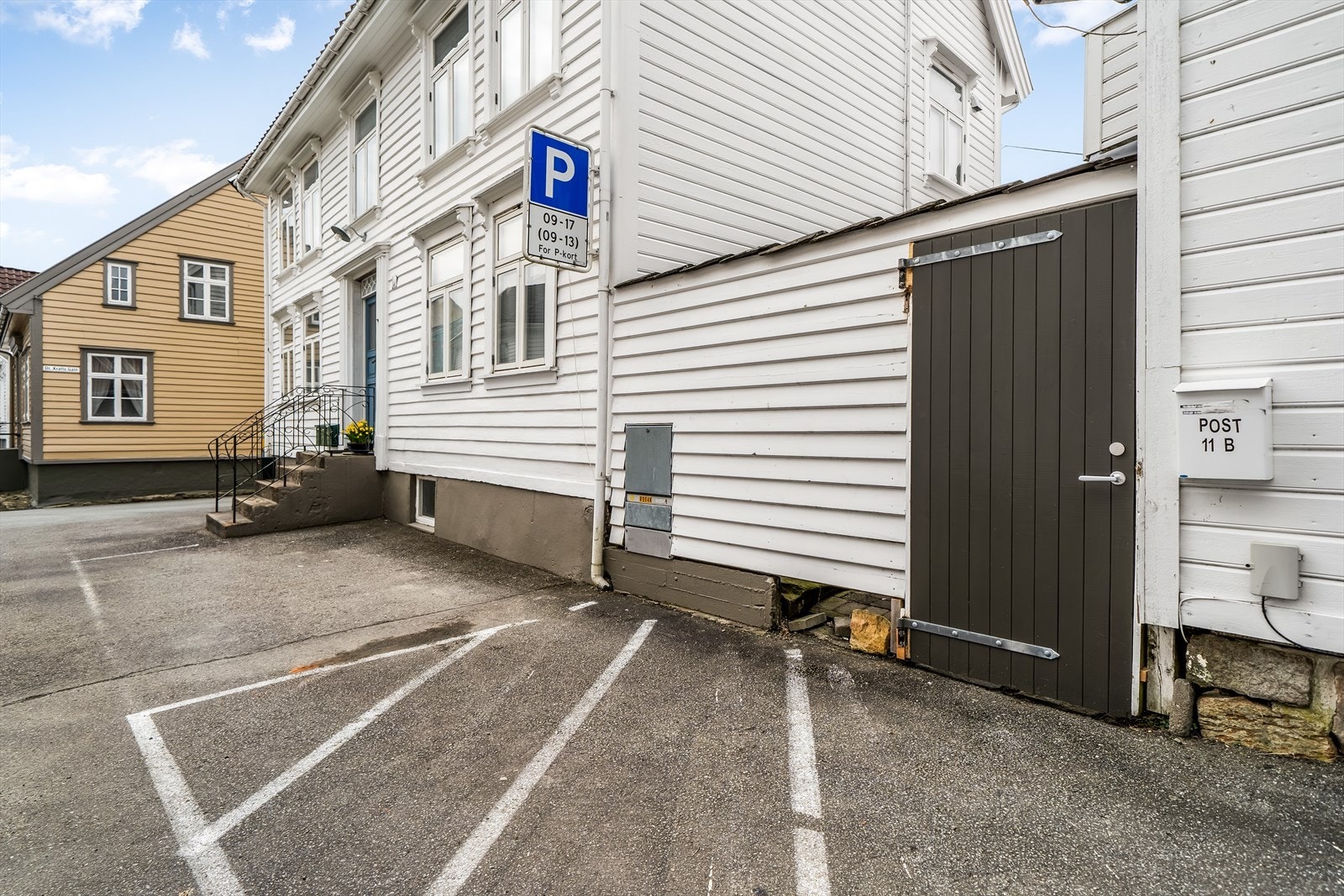 Inngang til anneks, uteområde og kjeller. Galleribilde