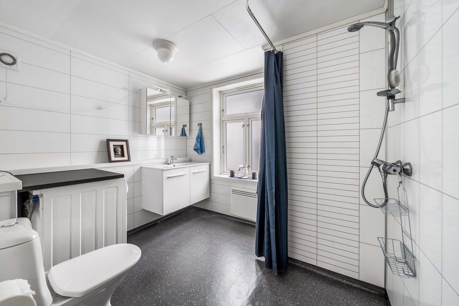 1.etasje: Bad med dusjsone og opplegg for vaskemaskin. Galleribilde