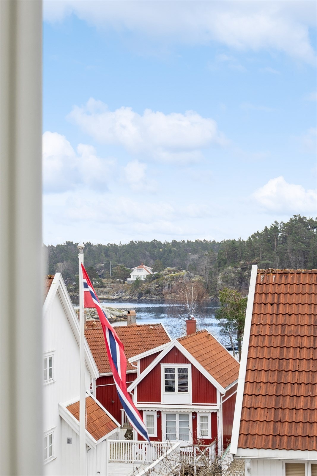 En eiendom der du har en koselig utsikt ned til sjøen - der vannet alltid er en del av stemningen, uansett årstid. Galleribilde