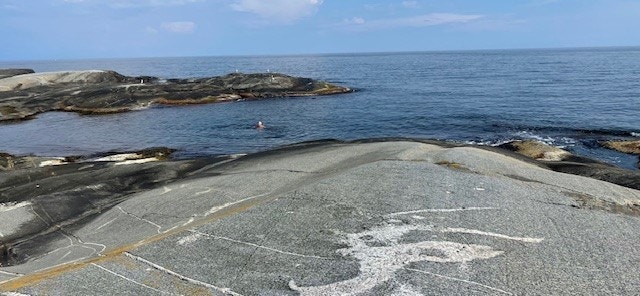 Fra svabergene starter dagen med et friskt morgenbad - salt sjø, stille vann og den klare følelsen av sommer før resten av verden har våknet. ( Privat foto) Galleribilde
