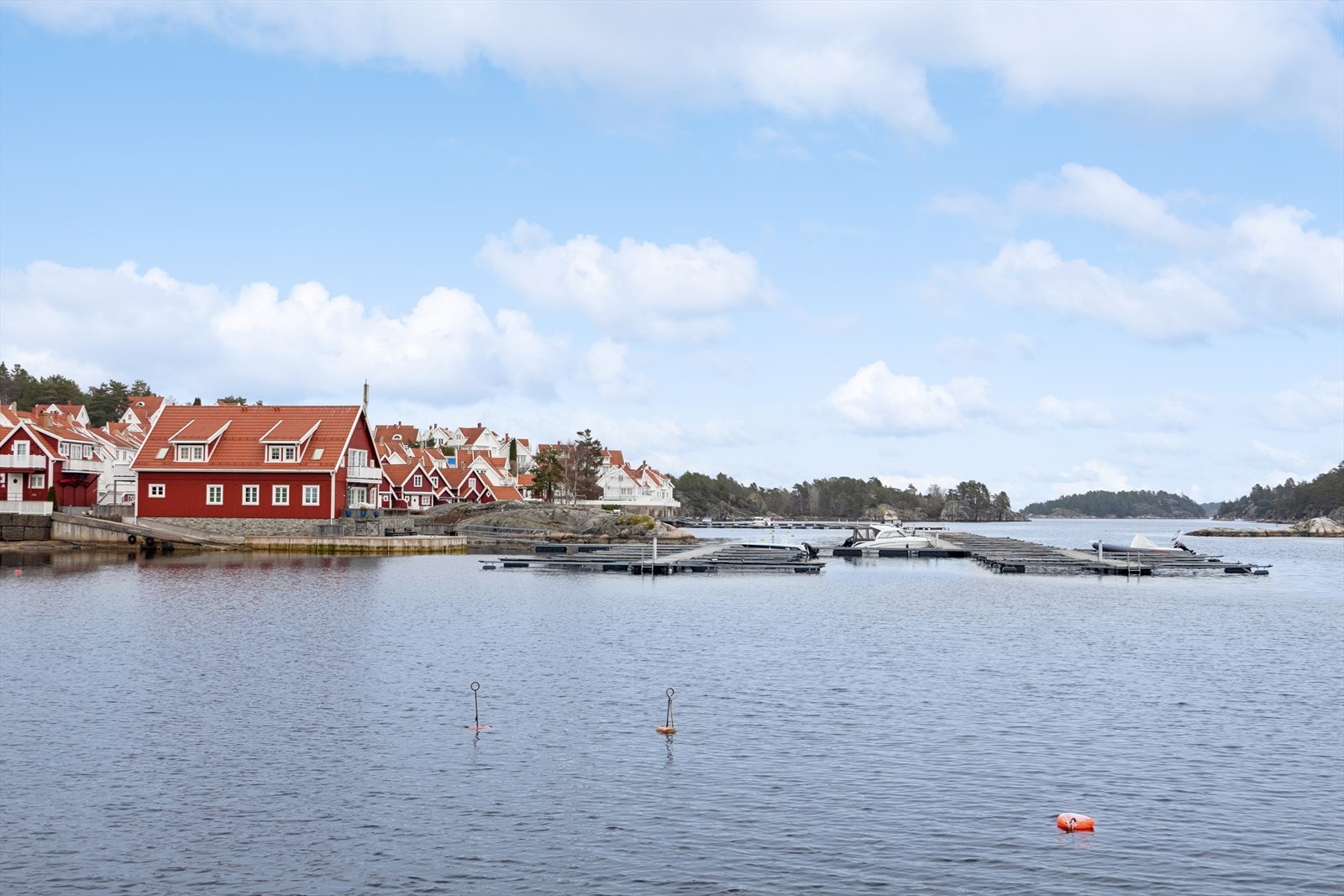 Båthavnen ligger like i nærheten og gir enkel tilgang til skjærgården. Det følger med båtplass, nummer A74, til eiendommen Galleribilde