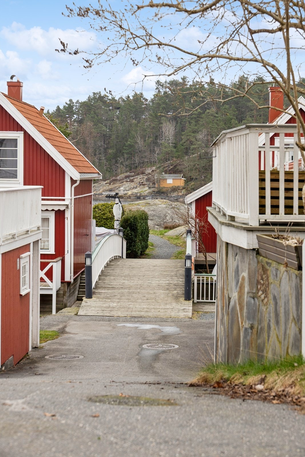 Fra eiendommen er det kort gåavstand til strand, svaberg, båthavn, lekeområder og turområder. Galleribilde