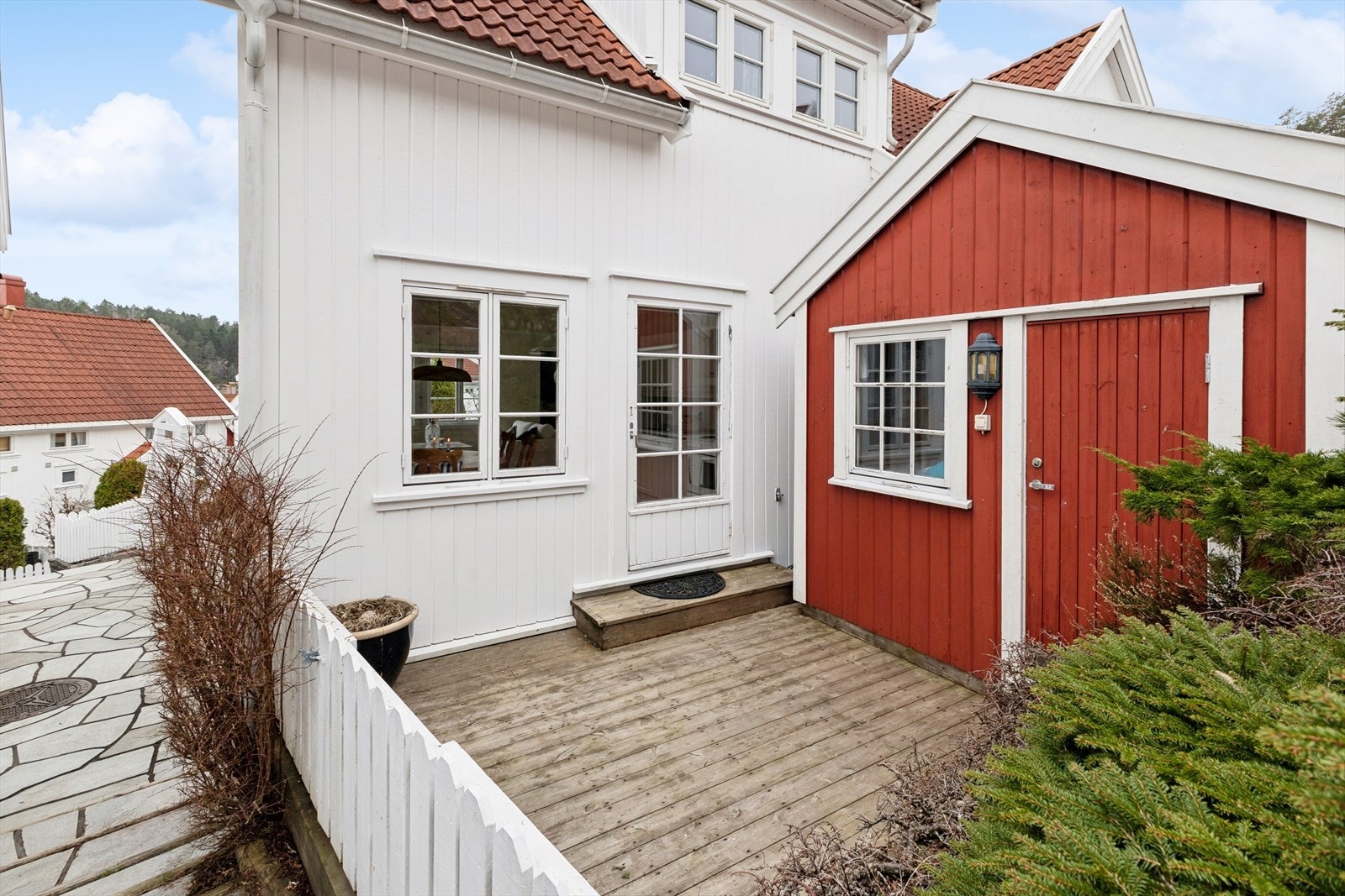 Skjermet uteplass på baksiden, samt frittstående uthus på ca. 8 kvm. Galleribilde