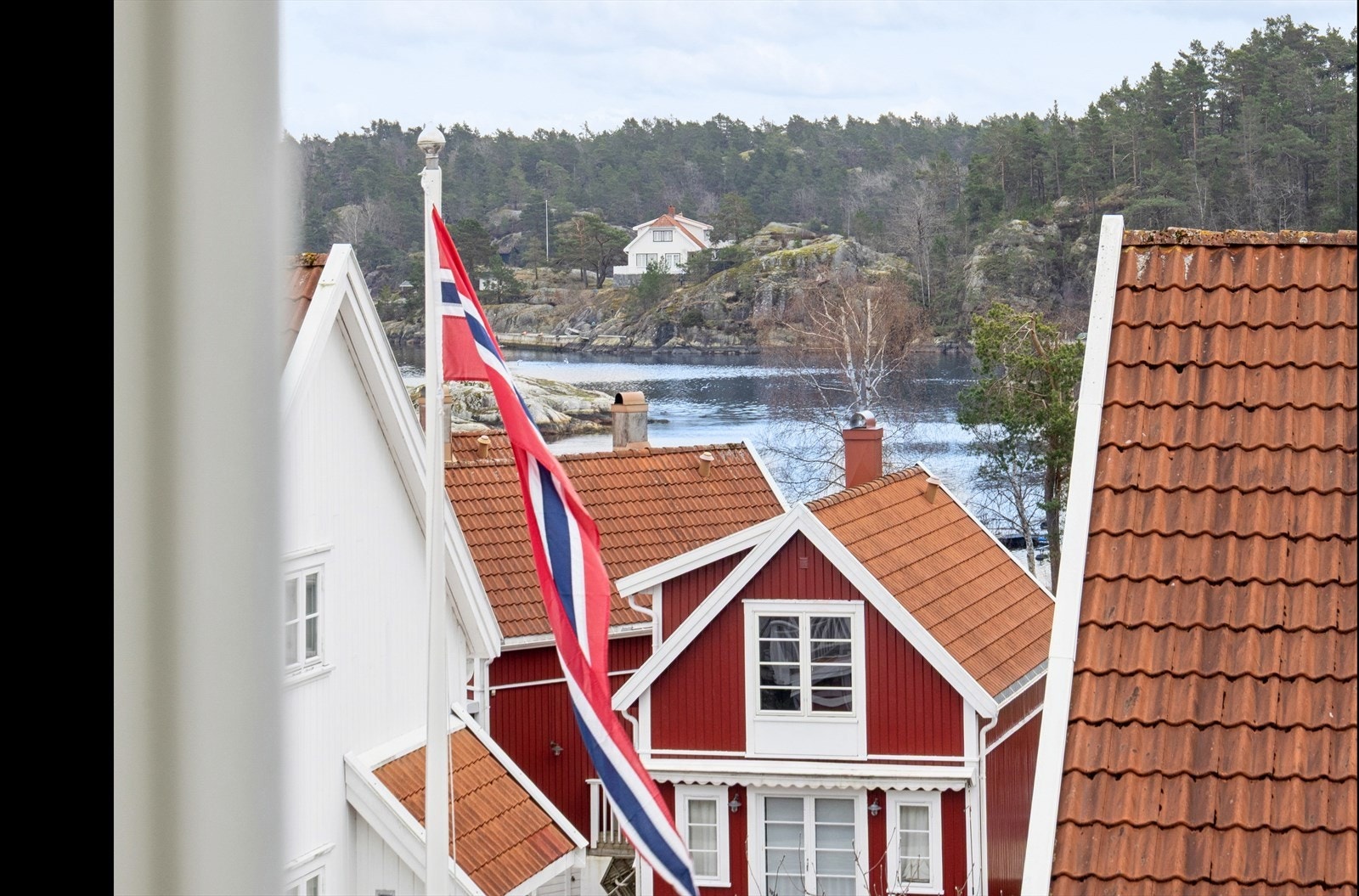Innbydende sommerhytte i idylliske omgivelser i Haslumkilen, med egen båtplass og bare et par skritt til strand og svaberg. Galleribilde