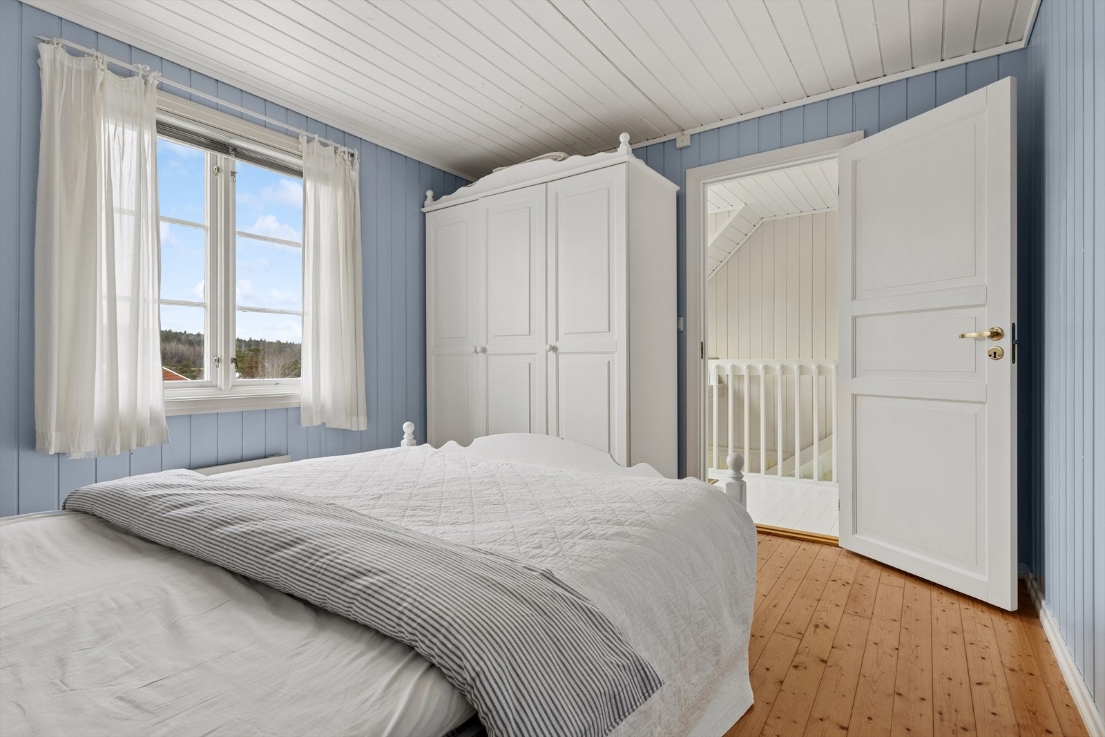 Her oppleves rommet både svalt og lyst, med en fin balanse mellom luft og ro. Galleribilde