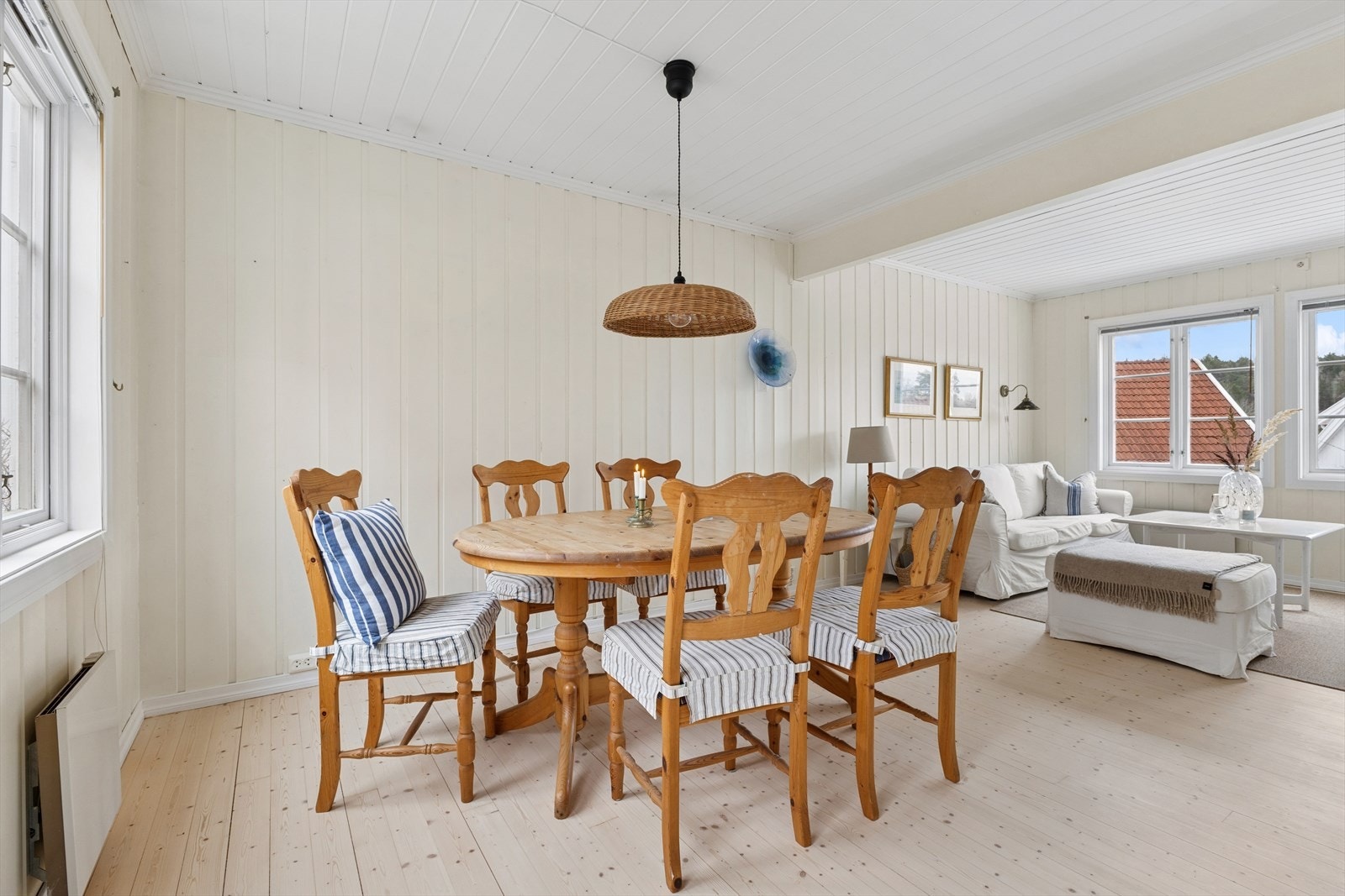 Mellom kjøkken og stue er det naturlig plass til langbord - perfekt for sosiale sammenkomster. Galleribilde