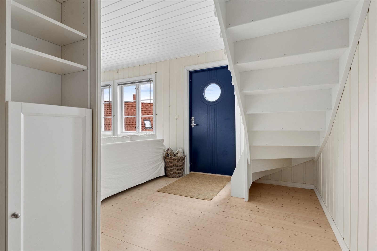 Fra den store terrassen ved inngangen kommer du inn i en åpen gang med trapp opp til andre etasje. Galleribilde