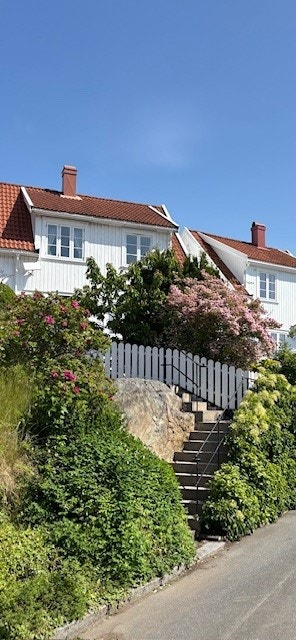 En innbydende inngang som setter tonen fra første steg. Utenfor venter en vakker, opparbeidet hage der prydbusker, roser og urter skaper en lun og levende ramme - et sted å rusle barbeint, kjenne duftene og la skuldrene senke seg. ( Priv foto) Galleribilde