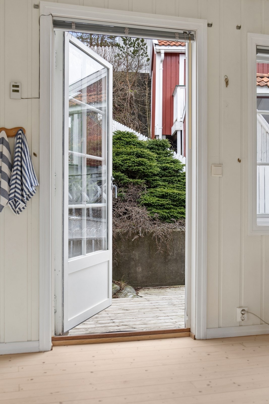 Fra kjøkkenet er det utgang til en mindre terrasse på ca. 9 m². Galleribilde