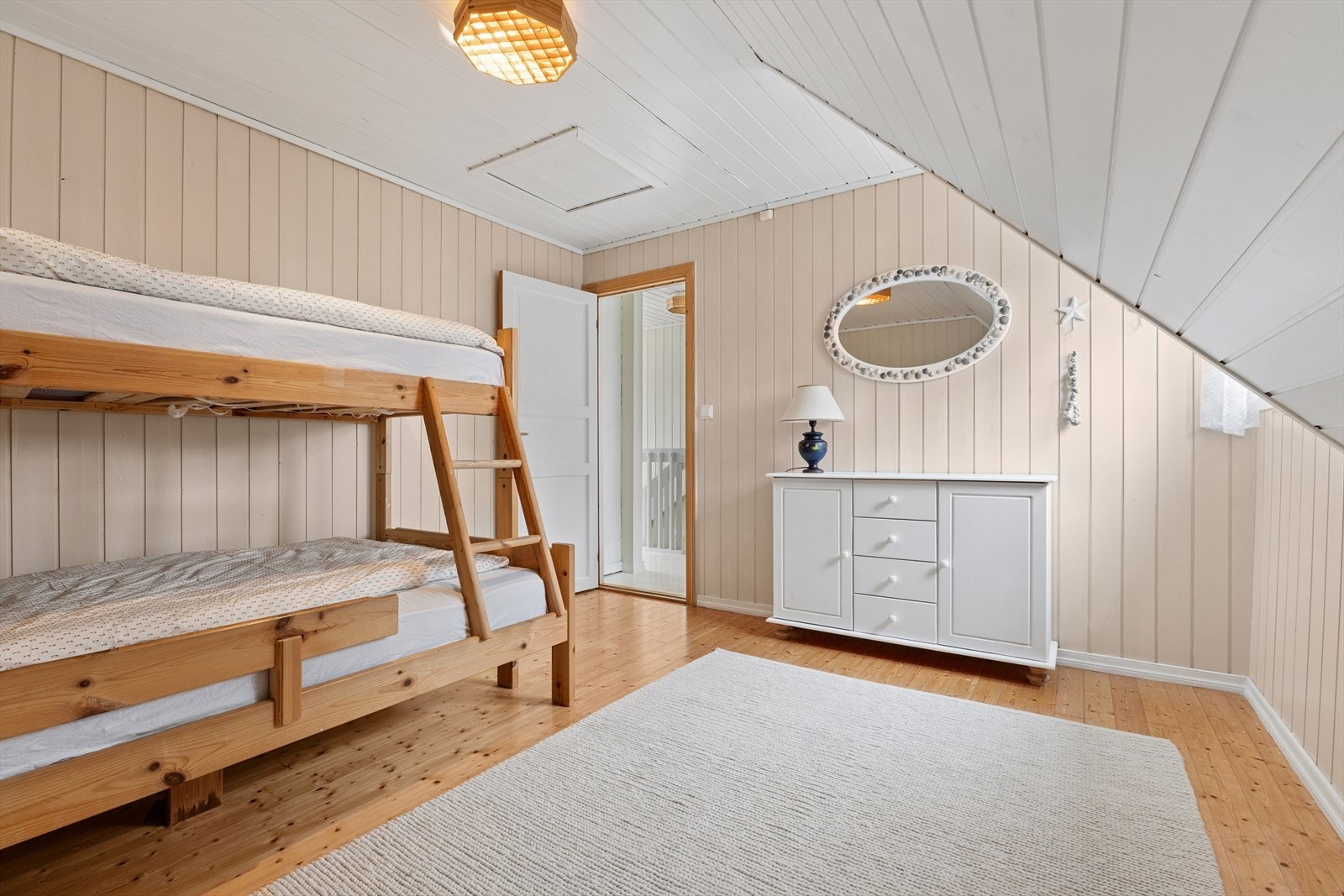 Rommet har god størrelse og fleksibilitet - her er det plass til hjemmekontor, eller innredning med flere senger, ideelt for en familievennlig løsning. Galleribilde
