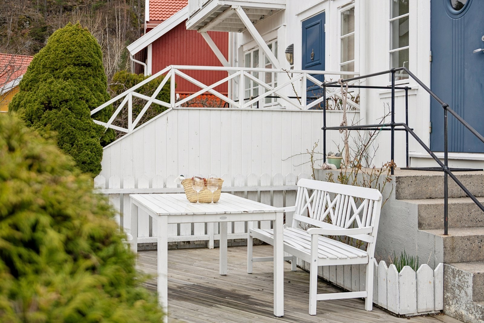 Hovedterrassen byr på flere naturlige sitteplasser og god plass til både spise- og sofagrupper. Galleribilde