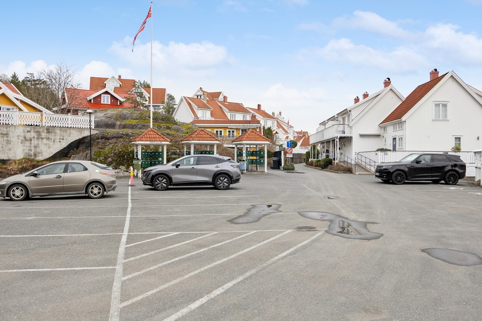 Eiendommen har ingen fast parkering eller garasjeplass. Parkering skjer på felles parkeringsplass nær fritidsboligen. Velforeningen har etablert en ladeløsning for elbil med to ladestasjoner og totalt fire ladepunkter. Galleribilde