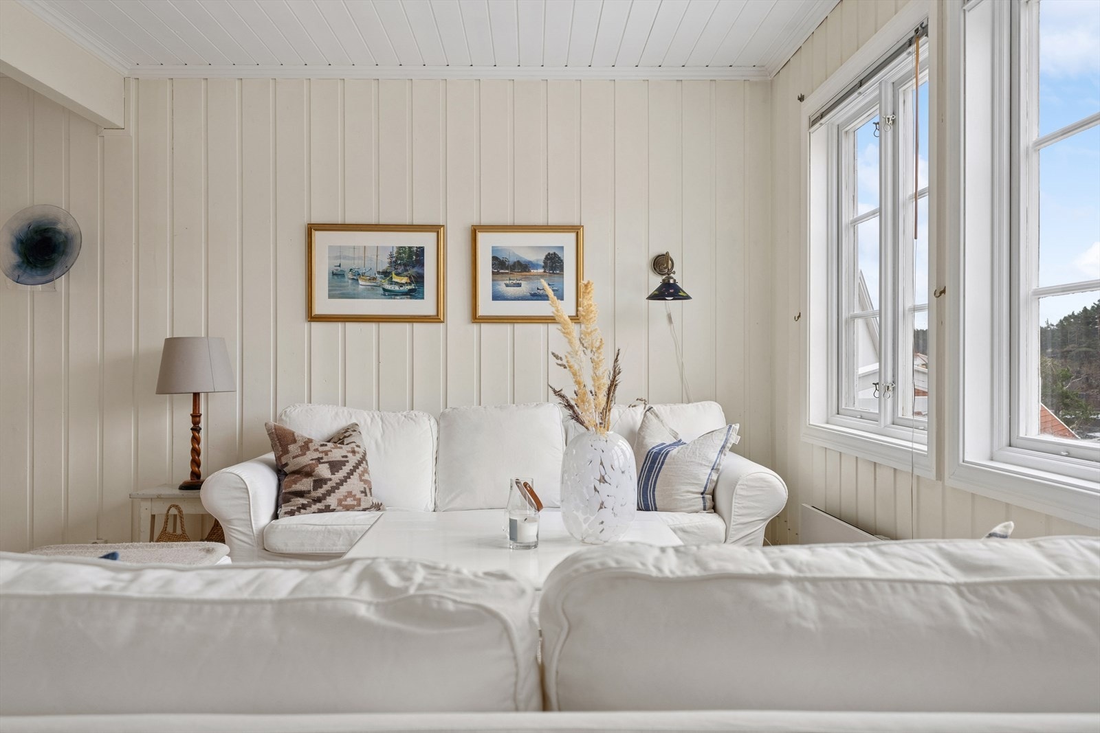 Stuen er et lyst og åpent rom med plass til en sofagruppe. Galleribilde