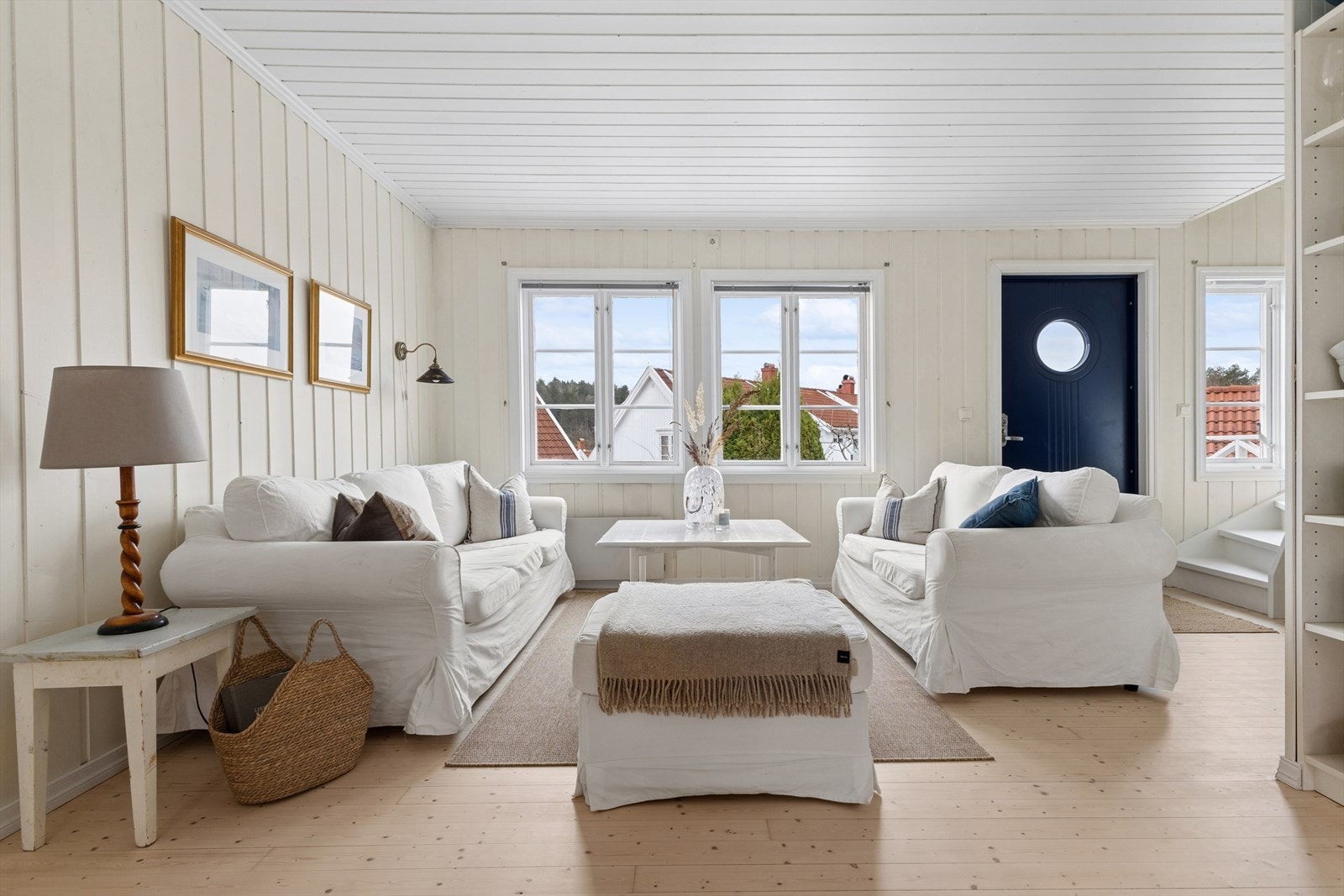 Vinduene slipper inn godt med dagslys og gir utsyn mot nærområdet. Galleribilde