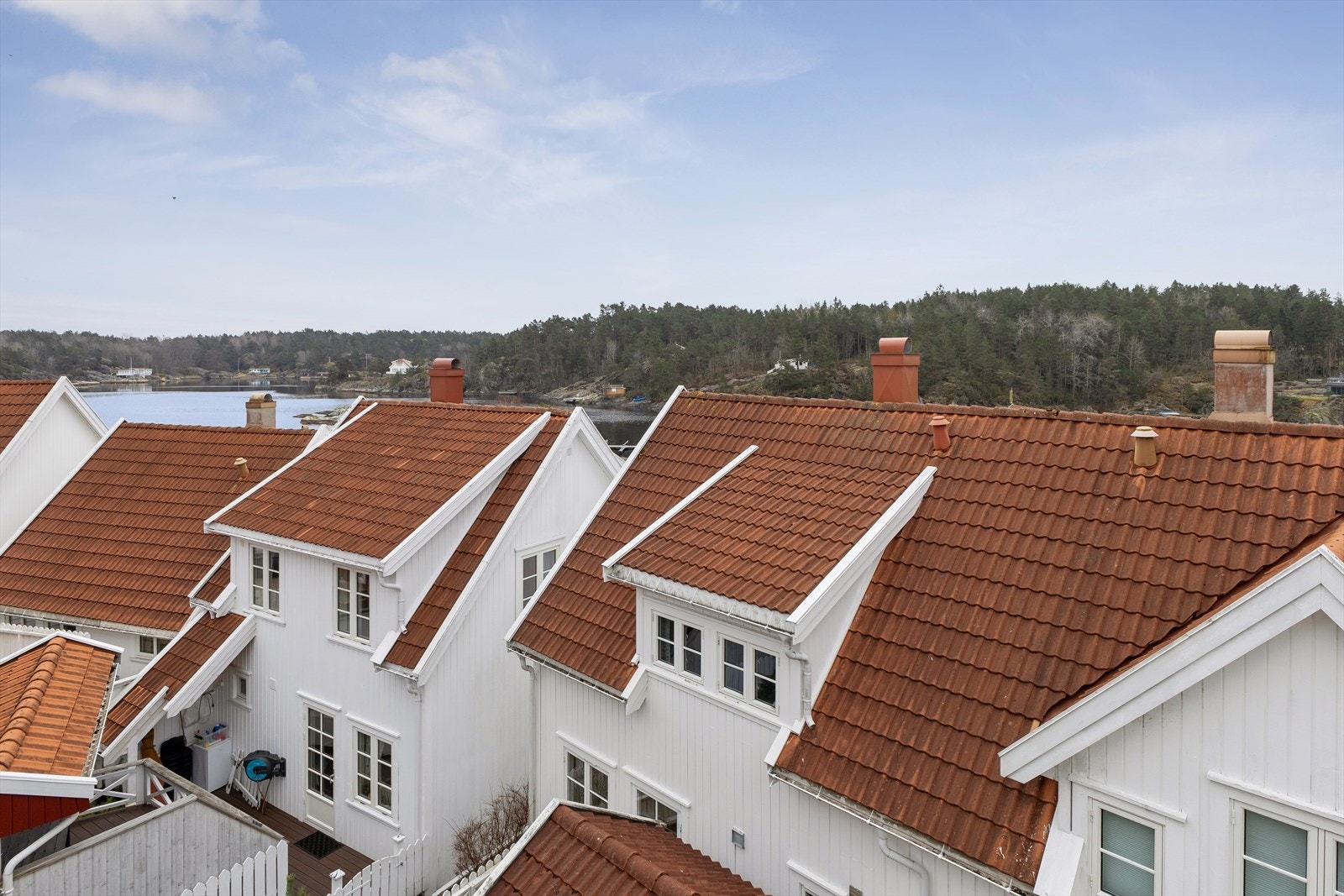 Dette er en innbydende sommerhytte som ligger i idyllisk og sjønært til i den populære hyttebyen Haslumkilen. Galleribilde