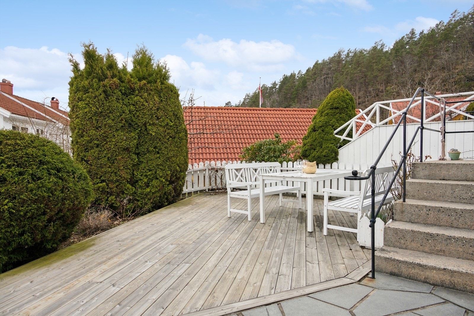 En romslig, solrik terrasse på 28 kvm tar deg imot og danner en naturlig forlengelse av uteoppholdet. Galleribilde