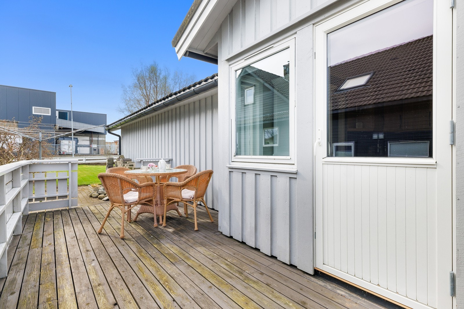 Terrasse ut fra kjøkken - trivelig plass for morgensol. Galleribilde