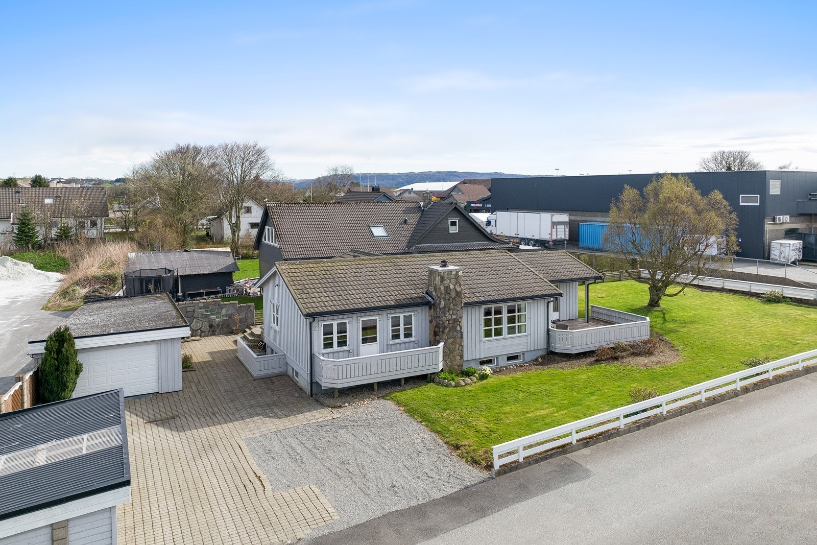 Boligen ligger fint til i blindgate med gangavstand til Bryne sentrum. Galleribilde