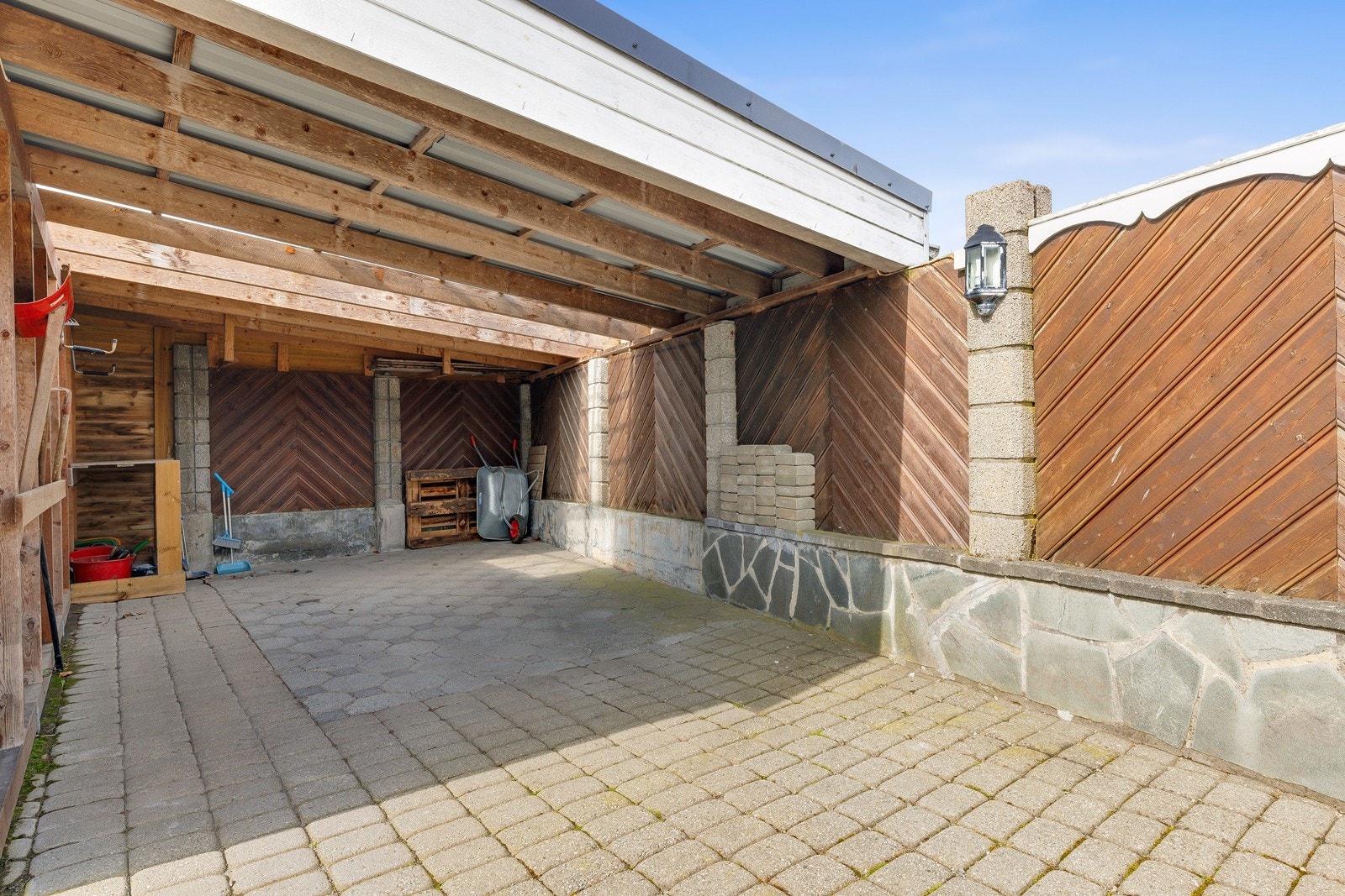 Overbygg til redskap er brukes ofte til carport, men er ikke godkjent til det formålet. Galleribilde