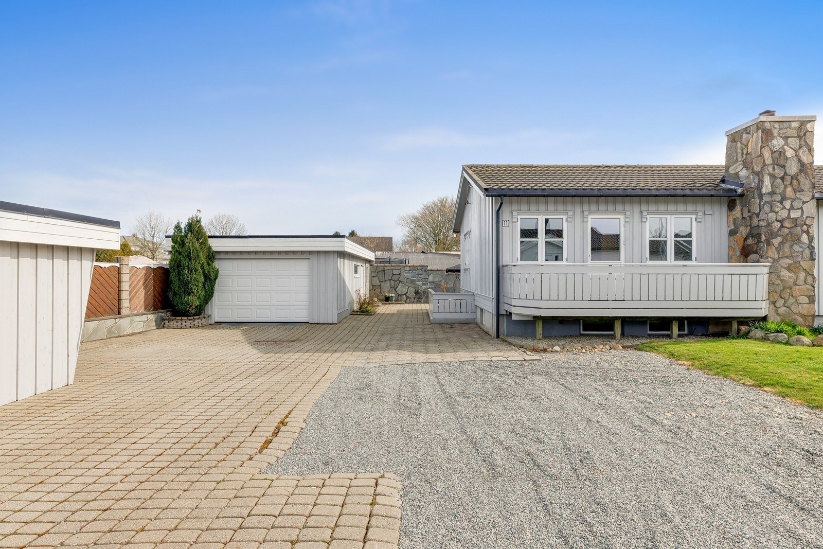 Romslig gårdsrom med garasje. Galleribilde