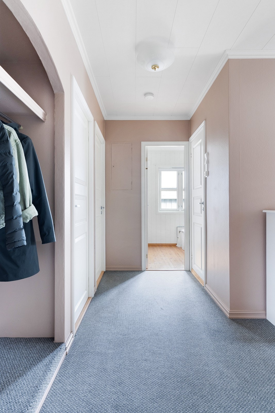 Gang med oppbevaringsplass til yttertøy. Galleribilde