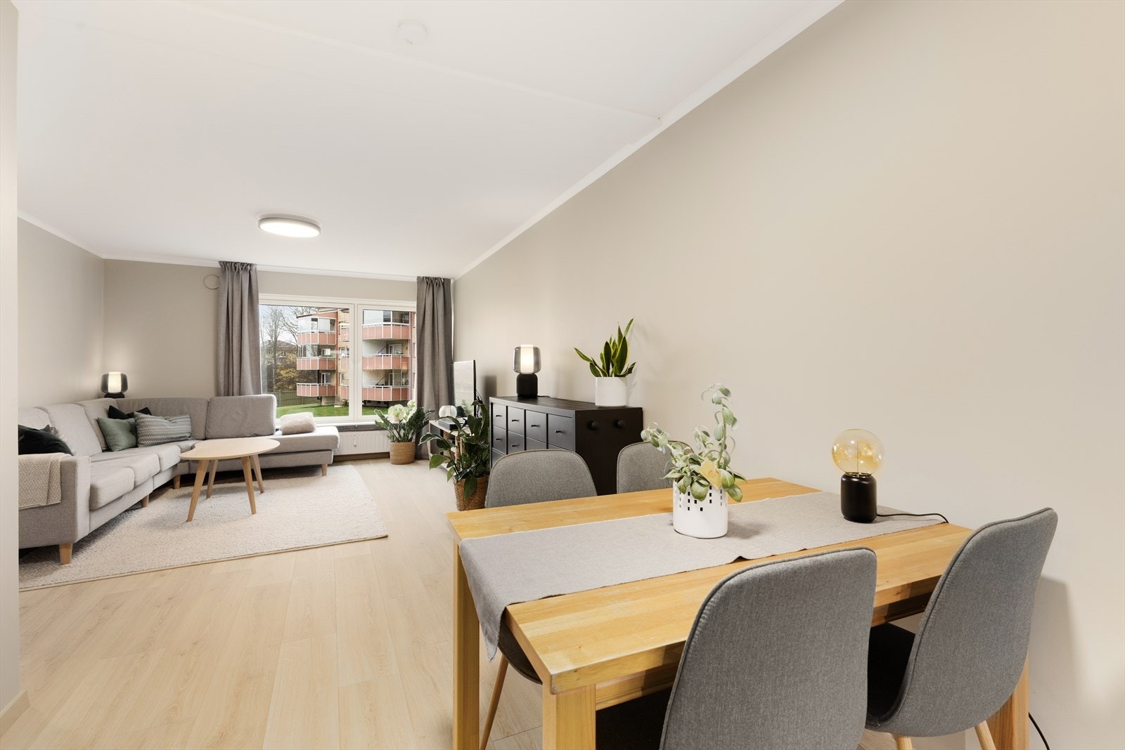 Romløsningen i stuenskaper fine, definerte soner for møblering, med god plass til både sofagruppe og spisestue. Galleribilde