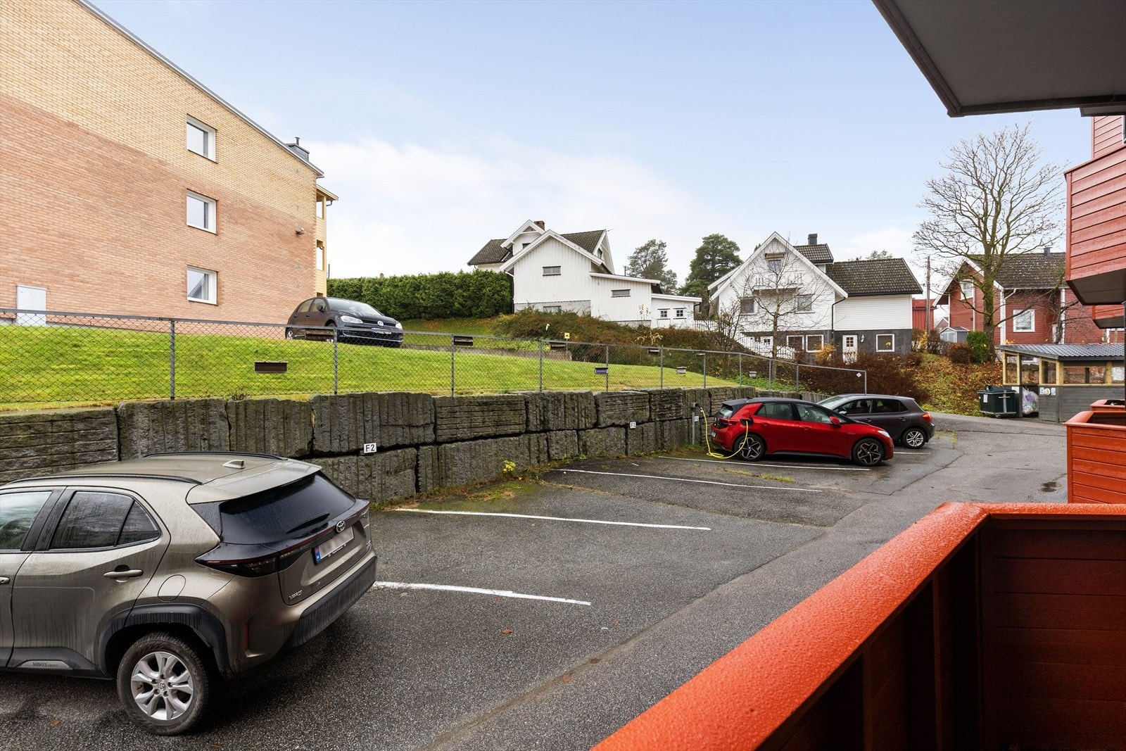 Det er asfaltert ved inngangspartiene og på felles parkeringsplass. Galleribilde
