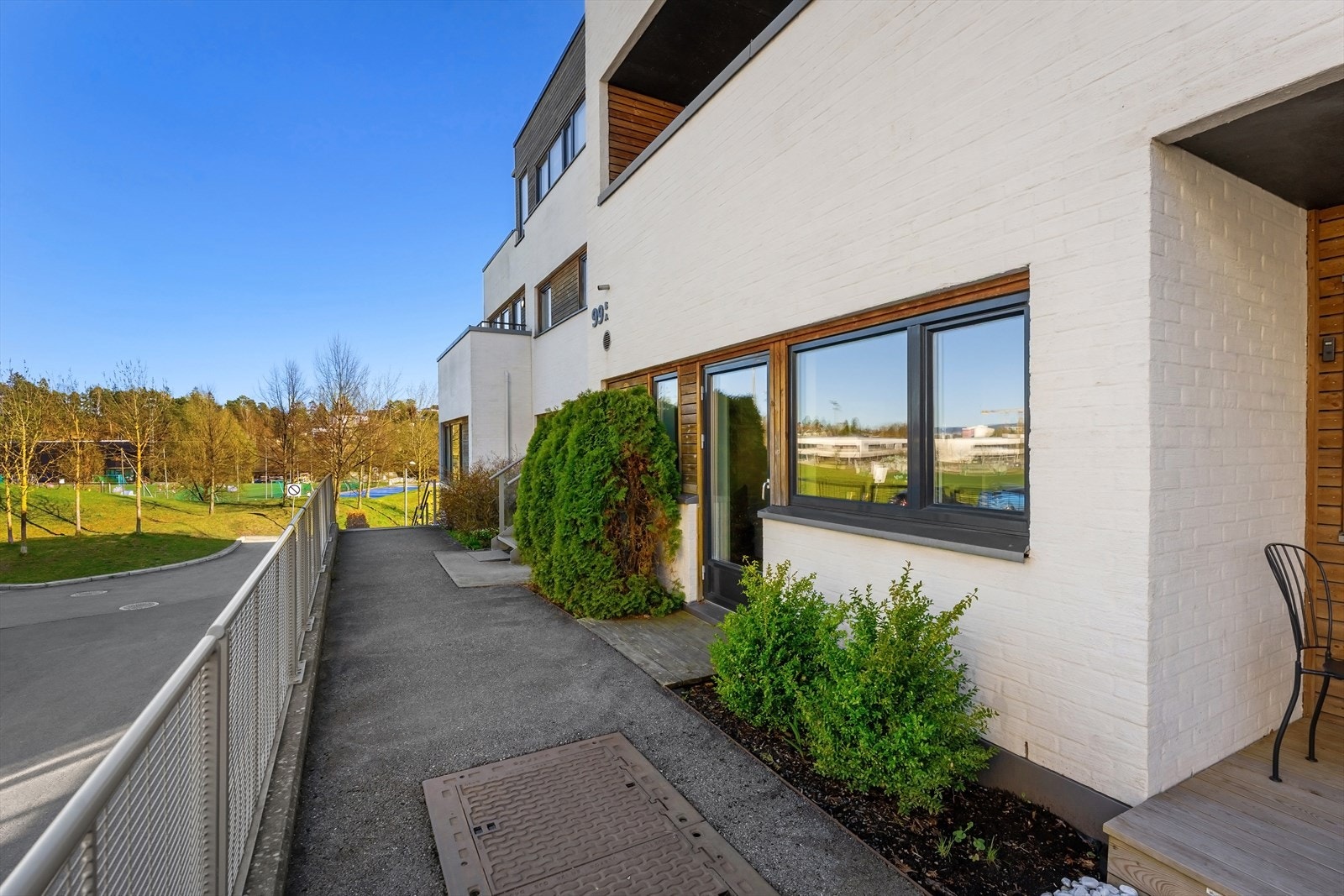 Adkomst til leilighet og soverom (Fardal bakeri/pizzeria rett ned trappen) Galleribilde