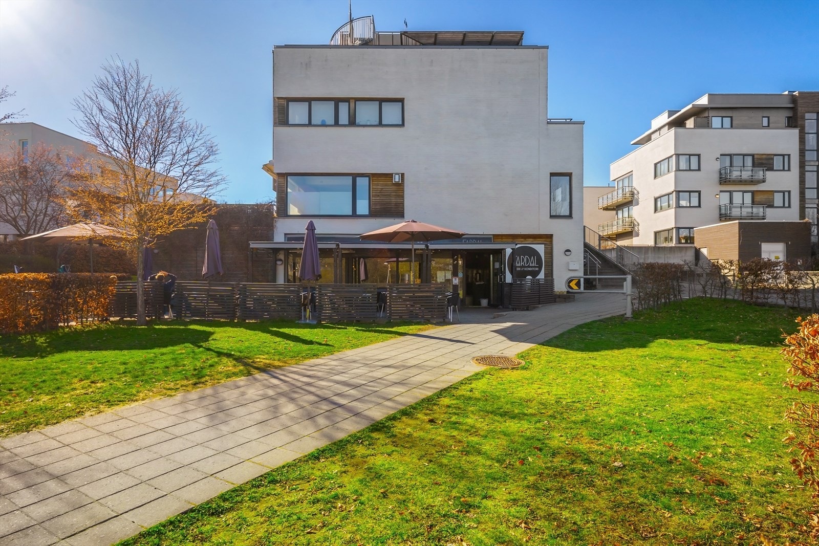 Adkomsten fra Langoddveien til sameiet og Fardal bakeri Galleribilde