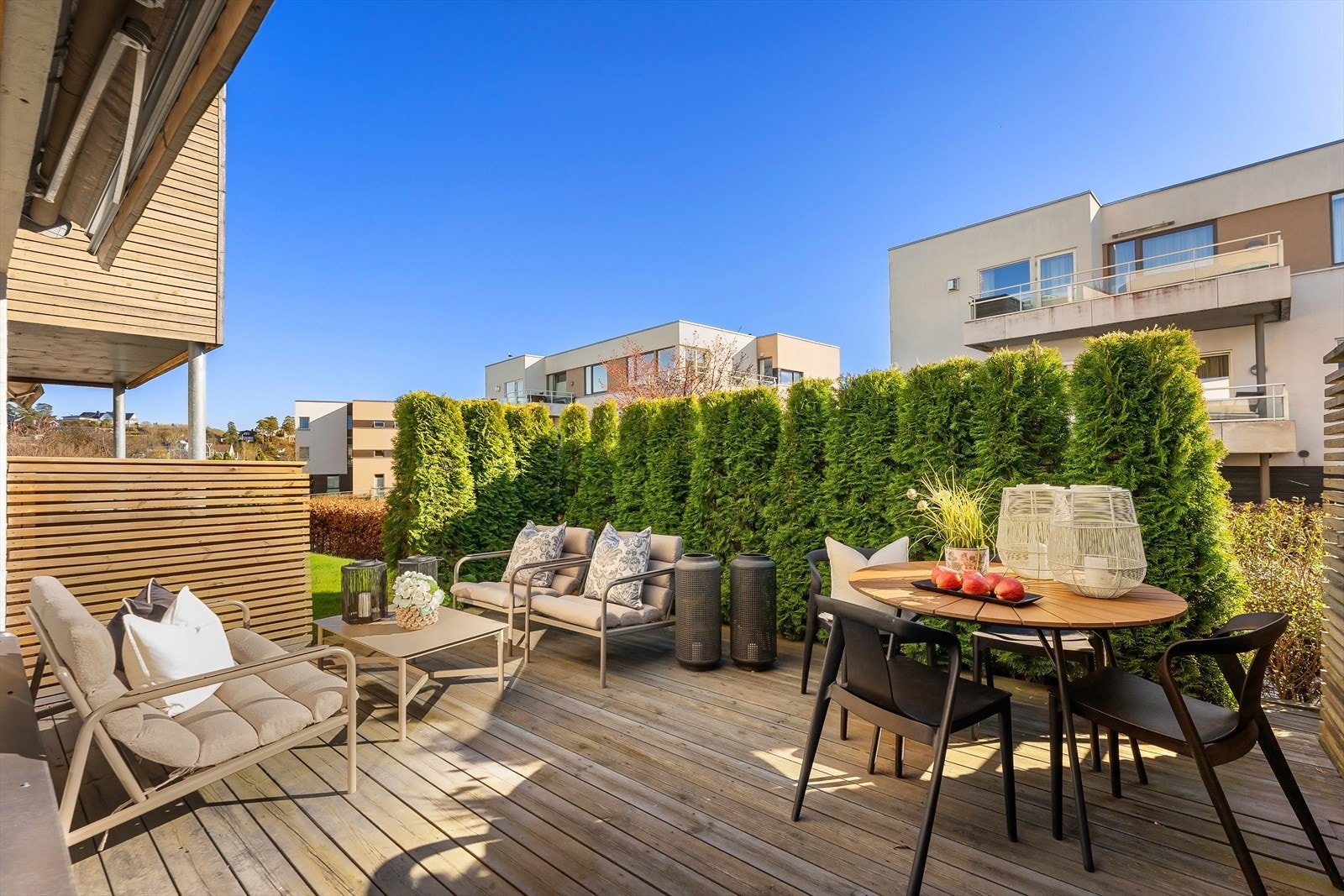 Flott terrasse med adkomst fra stue og terreng Galleribilde