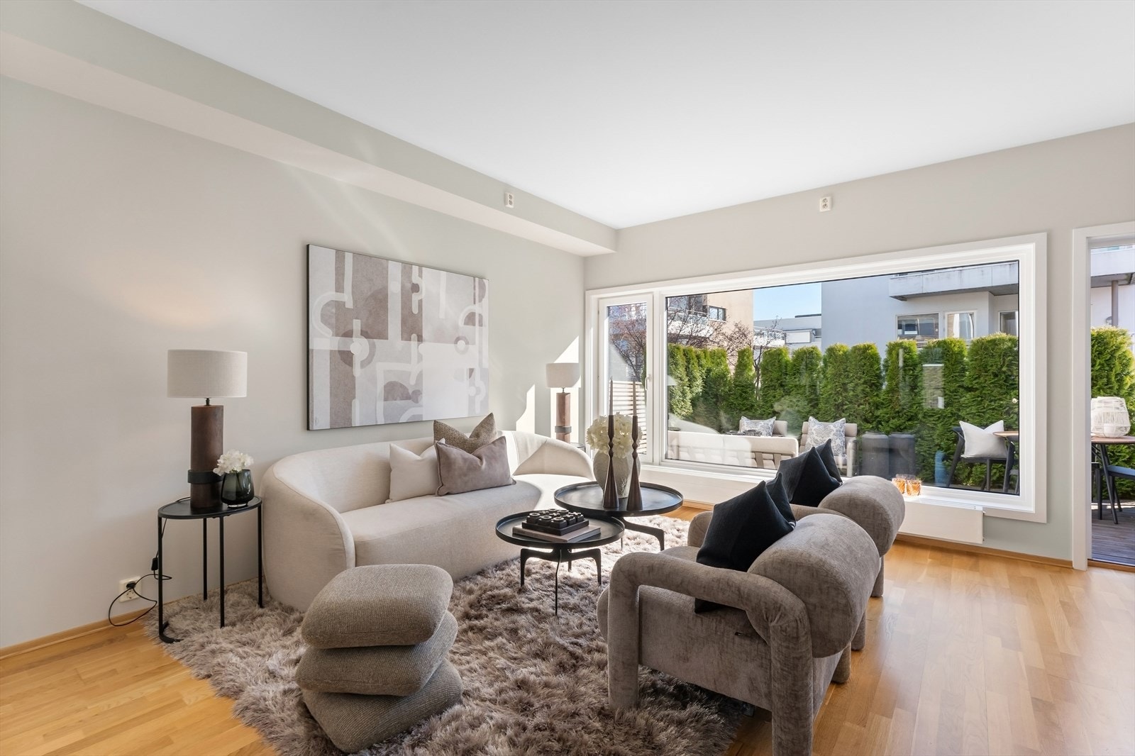 Flott, usjenert stue ca. 20 m², takhøyde 2,59 m. Galleribilde