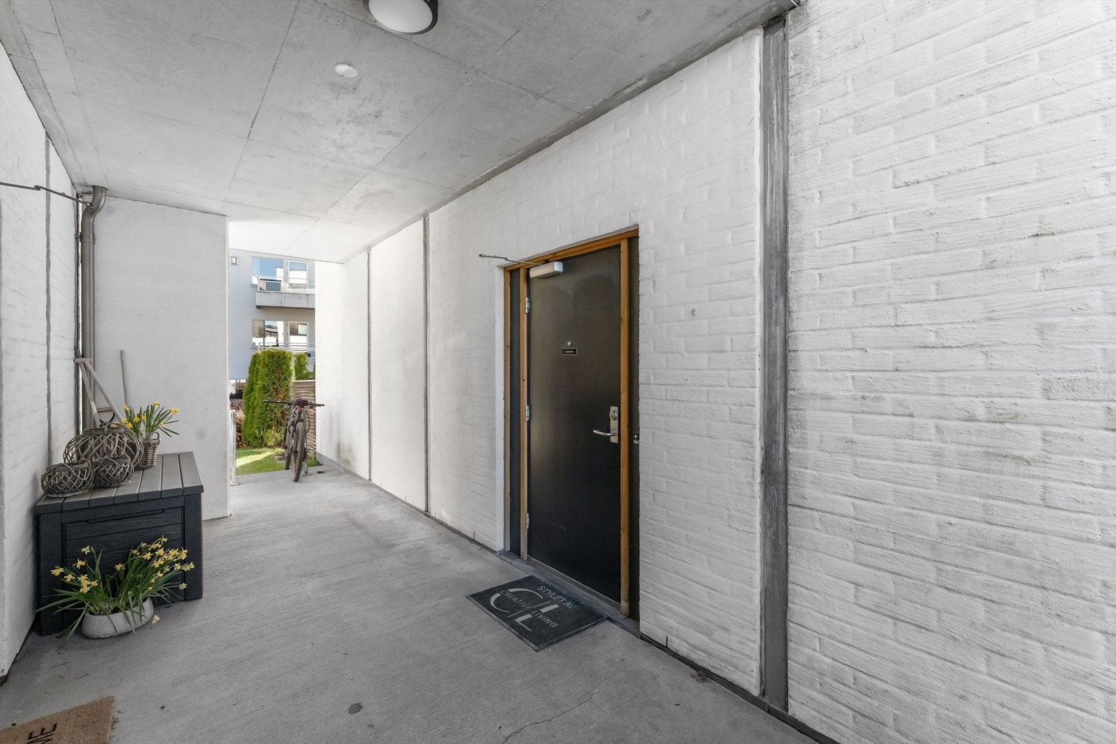 Praktisk og hyggelig med direkte inngang til boligen (dessuten adkomst terrasse, stue og soverom) Galleribilde