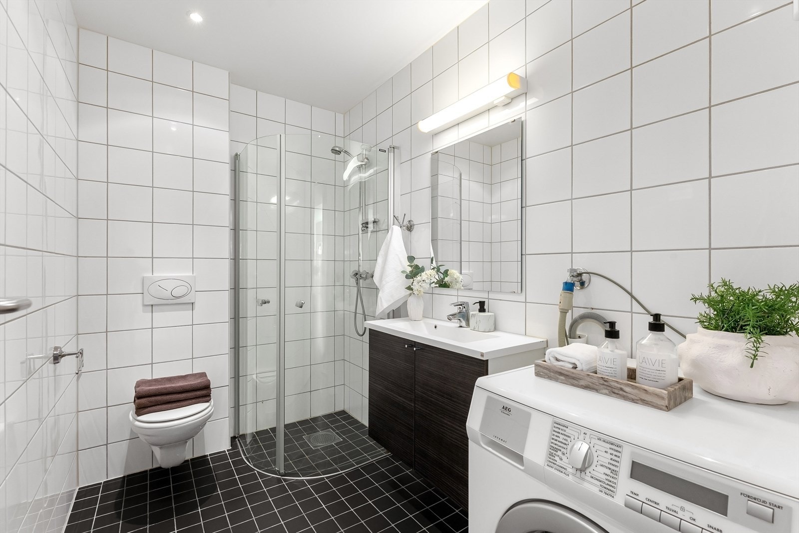Moderne bad, nymalt tak Galleribilde