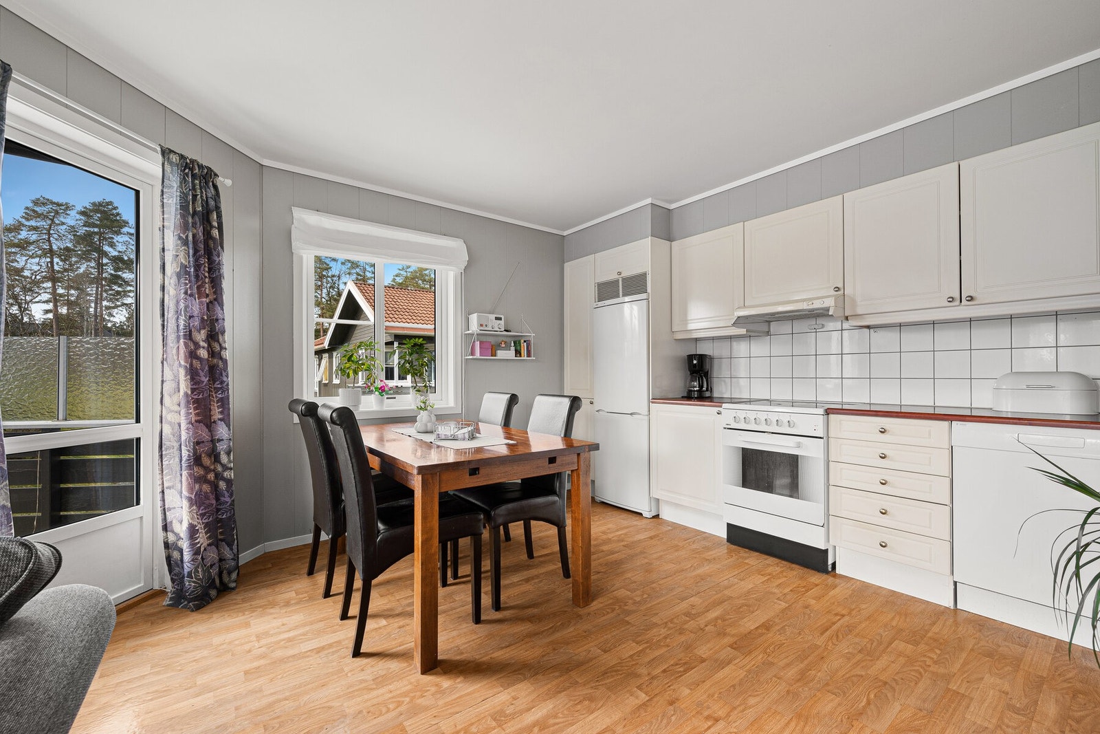 På kjøkkenet er det plass til spisebord og det er utgang til balkongen. Galleribilde