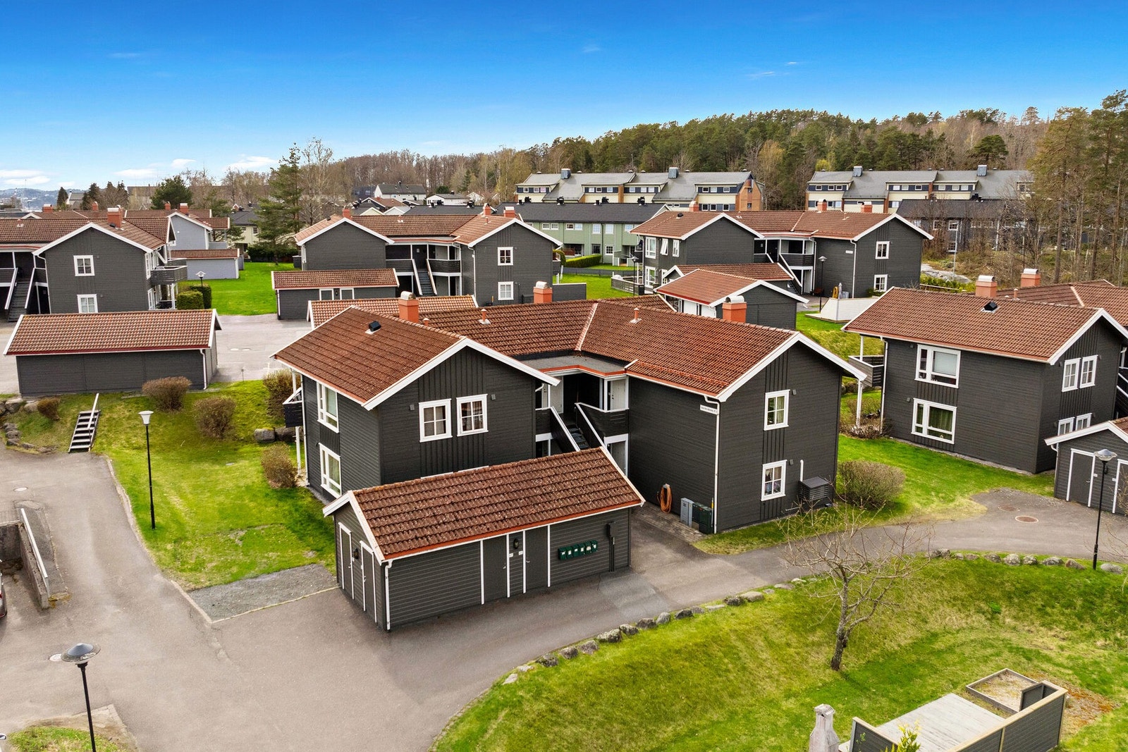 Leiligheten ligger i etablert boligområde på Tagtvedt litt utenfor Larvik sentrum. Galleribilde