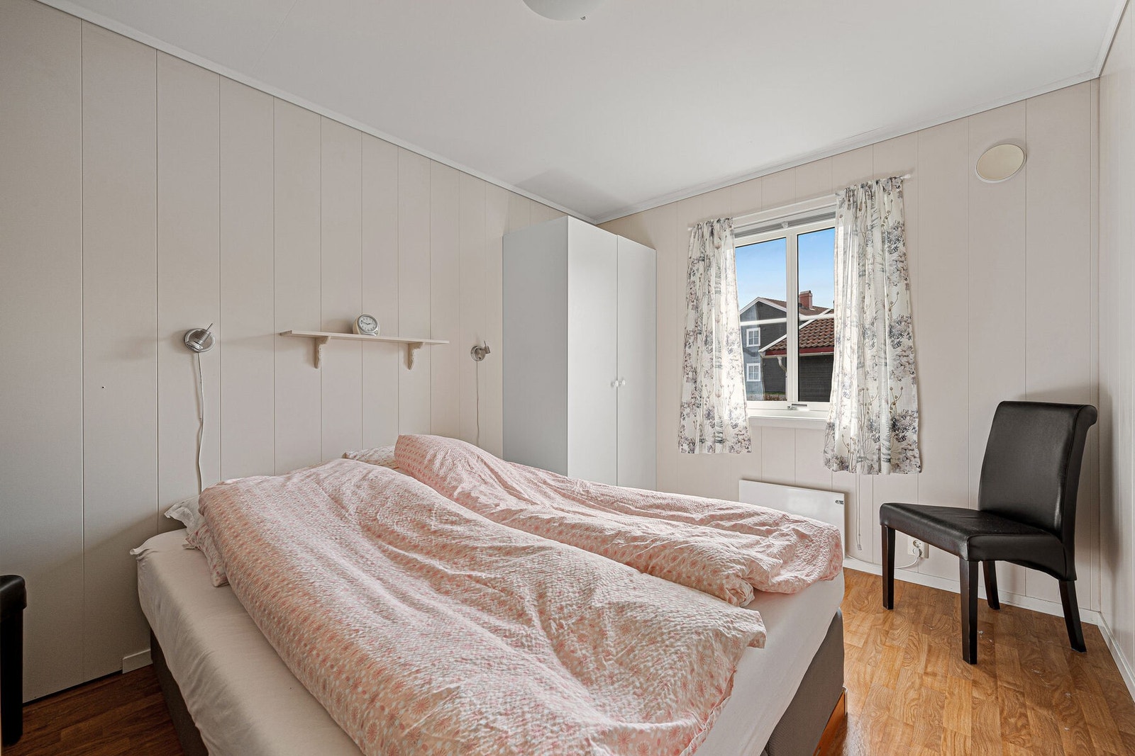 Hovedsoverom med garderobeplass. Galleribilde