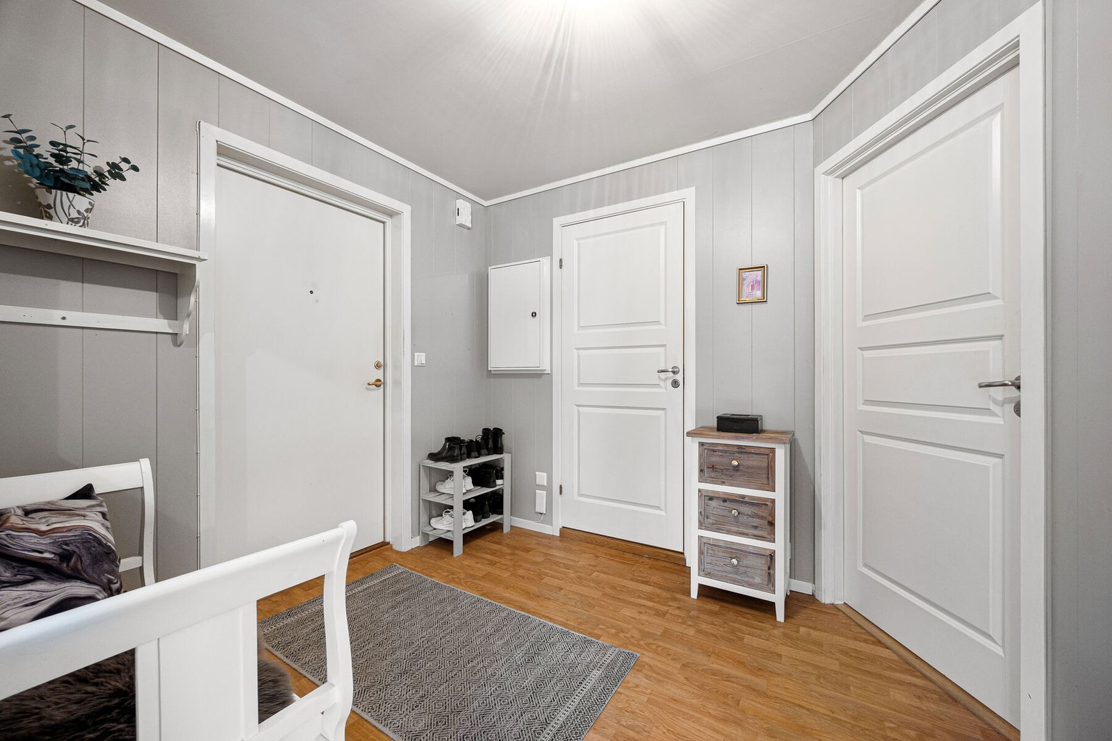 Dørene leder inn til bad og hovedsoverom. Galleribilde