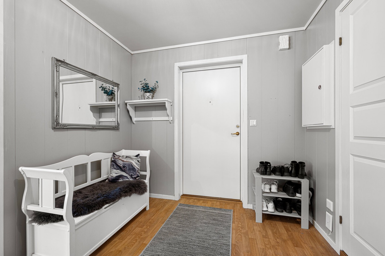 Gang med oppbevaringsplass. Galleribilde