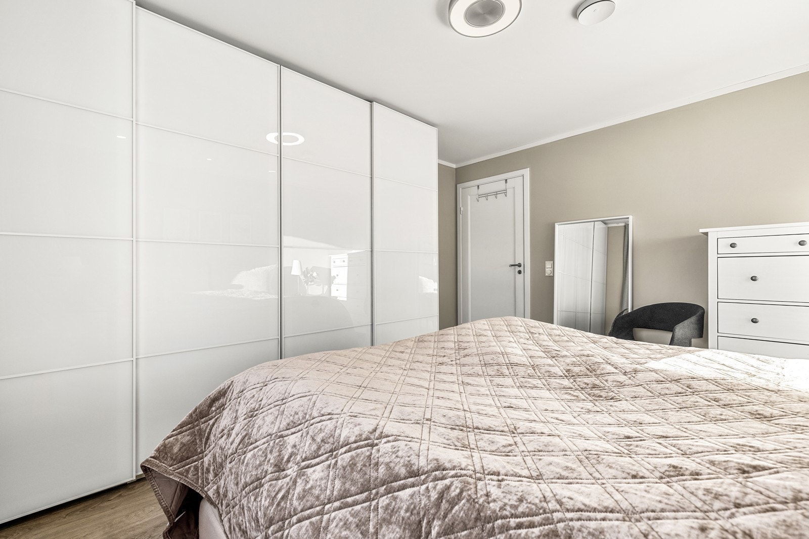 En stor skyvedørsgarderobe på hovedsoverommet gir rikelig med oppbevaringsplass. Galleribilde