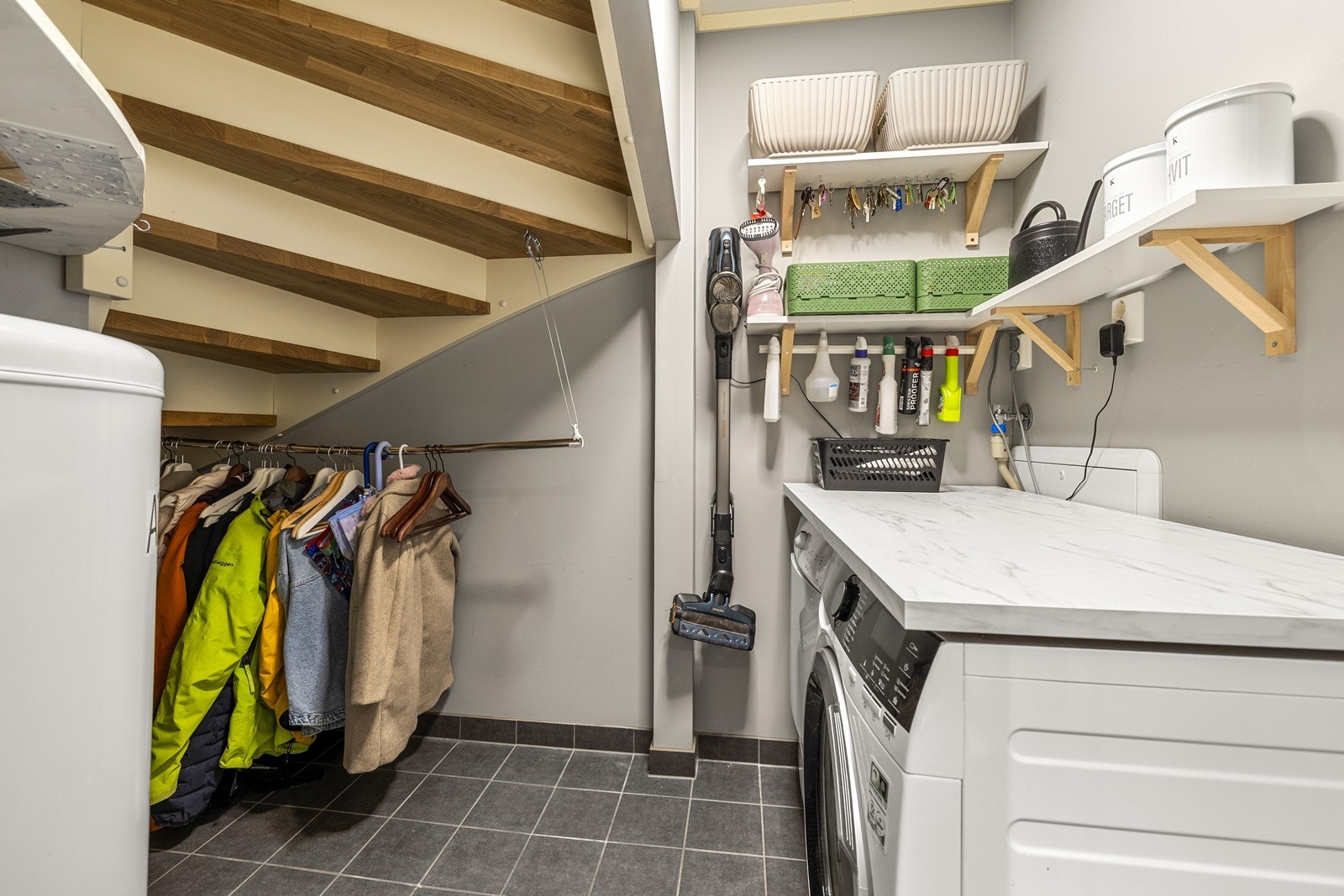Vaskerommet har opplegg for vaskemaskin og god plass til oppbevaring under trappen. Galleribilde